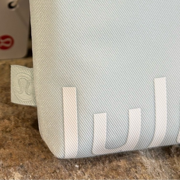 NWT Lululemon Clippable Card Pouch In Mint Breeze/White - Picture 2 of 5